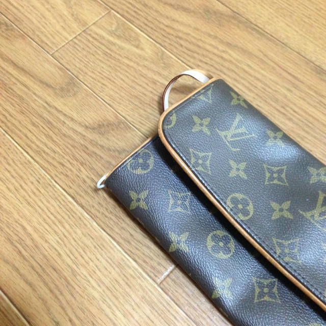 LOUIS VUITTON(ルイヴィトン)の『LV』ヴィトン 激安 訳有り レディースのバッグ(クラッチバッグ)の商品写真