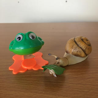 カエルとカタツムリのおもちゃの通販 ラクマ