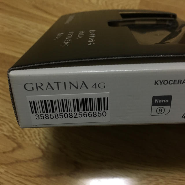 京セラ(キョウセラ)のgratina 4g kyf31 新品 未使用 SIMロック 解除済 黒 スマホ/家電/カメラのスマートフォン/携帯電話(携帯電話本体)の商品写真