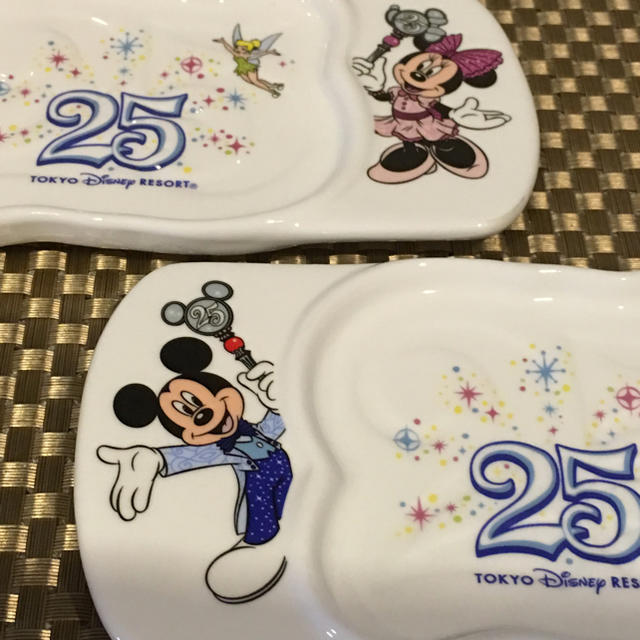 Disney(ディズニー)のディズニー25周年  プレート2枚 エンタメ/ホビーのおもちゃ/ぬいぐるみ(キャラクターグッズ)の商品写真