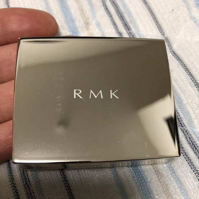 RMK(アールエムケー)のRMK ゴールドインプレッション アイズ 01 シャイニーグリーンゴールド コスメ/美容のベースメイク/化粧品(アイシャドウ)の商品写真