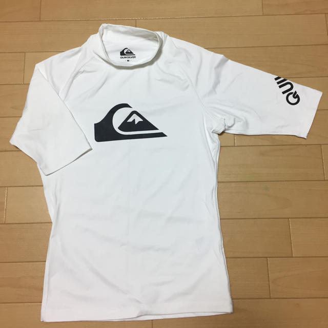 QUIKSILVER(クイックシルバー)のwans様専用☆クイックシルバー ラッシュガード☆Mサイズ メンズの水着/浴衣(水着)の商品写真