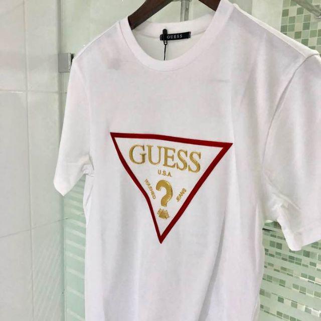 GUESS(ゲス)の新品未使用 GUESS トライアングルロゴTシャツ ホワイトLサイズ メンズのトップス(Tシャツ/カットソー(半袖/袖なし))の商品写真