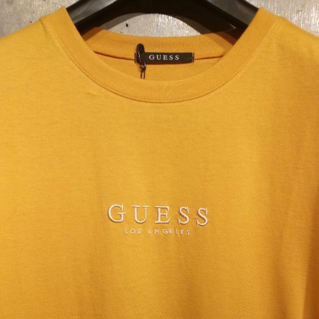 GUESS(ゲス)の新品未使用 GUESS 刺繍ロゴTシャツ マスタード Mサイズ  メンズのトップス(Tシャツ/カットソー(半袖/袖なし))の商品写真