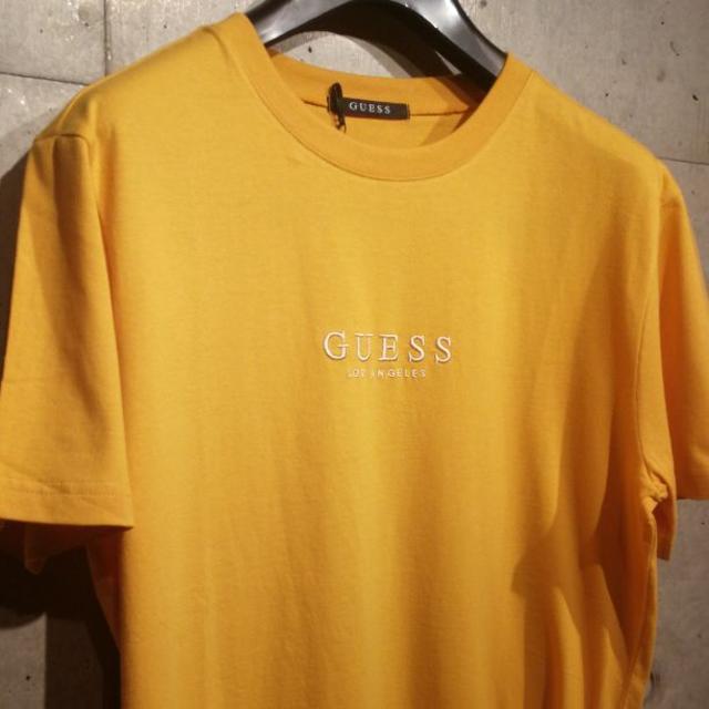 GUESS(ゲス)の新品未使用 GUESS 刺繍ロゴTシャツ マスタード Mサイズ  メンズのトップス(Tシャツ/カットソー(半袖/袖なし))の商品写真