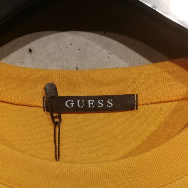 GUESS(ゲス)の新品未使用 GUESS 刺繍ロゴTシャツ マスタード Mサイズ  メンズのトップス(Tシャツ/カットソー(半袖/袖なし))の商品写真