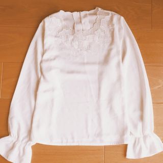 フィント(F i.n.t)の美品♡フィント 花刺繍クラシカルブラウス♡オフ白 お値下げなし(シャツ/ブラウス(長袖/七分))