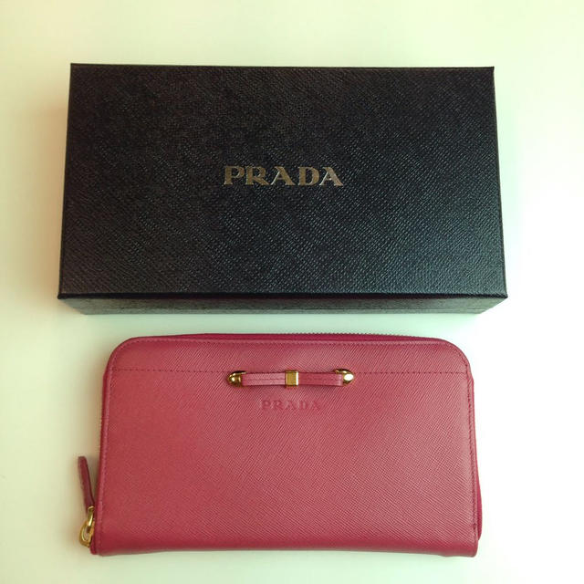 PRADA(プラダ)のPRADAラウンドファスナー長財布 レディースのファッション小物(財布)の商品写真