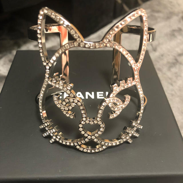 CHANEL(シャネル)の正規品・CHANEL・シャネル・キャットバングル・猫 レディースのアクセサリー(ブレスレット/バングル)の商品写真