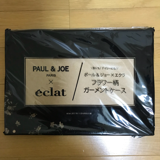 PAUL & JOE(ポールアンドジョー)のeclat 2017年11月号 付録  PAUL &JOE 花柄ガーメントケース インテリア/住まい/日用品の日用品/生活雑貨/旅行(旅行用品)の商品写真