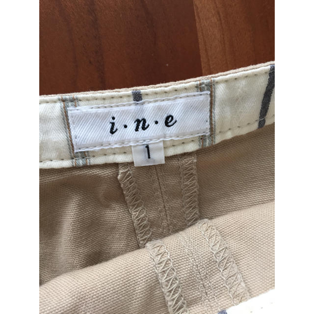 i.n.e(インエ)のi.n.e ベージュスカート レディースのスカート(ひざ丈スカート)の商品写真