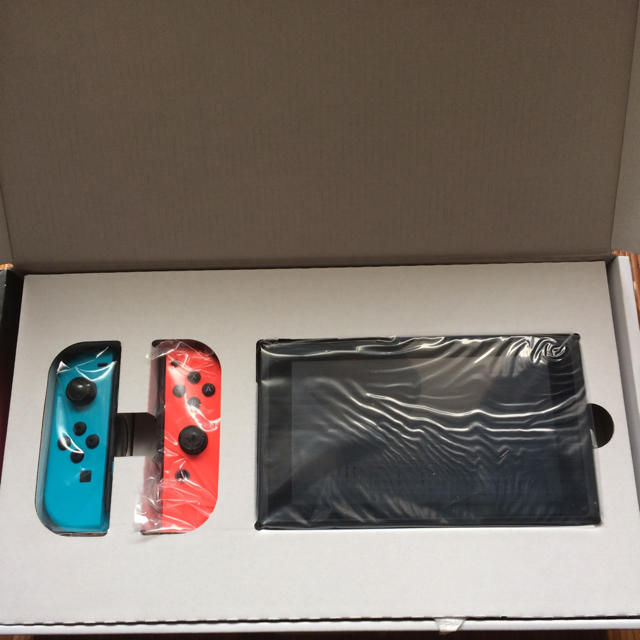 Nintendo Switch(ニンテンドースイッチ)の【新品未使用】任天堂 スイッチ ネオン Switch エンタメ/ホビーのゲームソフト/ゲーム機本体(家庭用ゲーム機本体)の商品写真