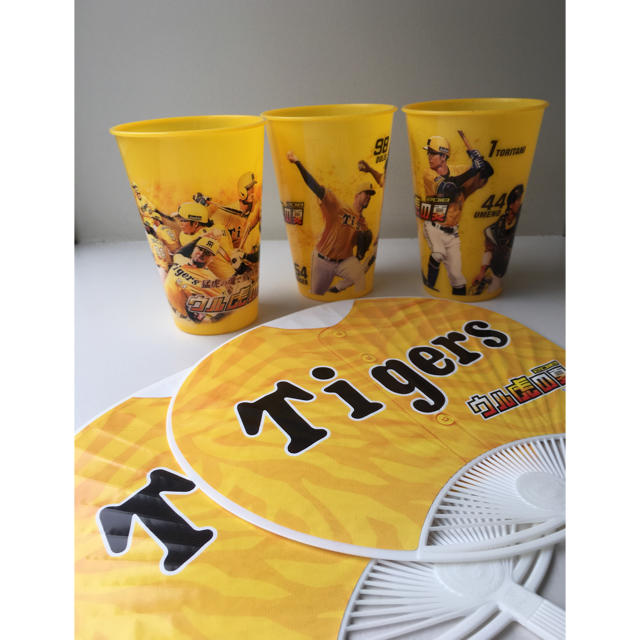 阪神タイガース(ハンシンタイガース)のウル虎の夏 2018 コップ＆うちわ スポーツ/アウトドアの野球(記念品/関連グッズ)の商品写真