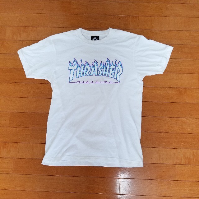 THRASHER(スラッシャー)のTHRASHER スラッシャー 紫フレイムロゴ Tシャツ Mサイズ メンズのトップス(Tシャツ/カットソー(半袖/袖なし))の商品写真