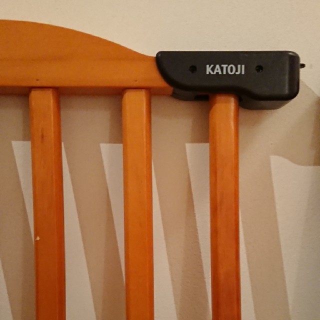 KATOJI(カトージ)のカトージ 自動で閉まる木のゲート ブラウン キッズ/ベビー/マタニティの寝具/家具(ベビーフェンス/ゲート)の商品写真