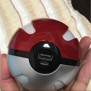 ポケモン(ポケモン)の【新品未使用】ポケモンのモンスターボール型モバイルバッテリー 10000mAh(バッテリー/充電器)