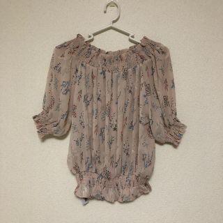 メルロー(merlot)のmerlot シャーリングオフショル花柄ブラウス(シャツ/ブラウス(半袖/袖なし))