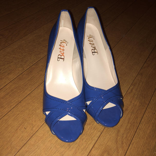 BETTYCLUB(ベティクラブ)の新品 ブルー エナメル パンプス レディースの靴/シューズ(ハイヒール/パンプス)の商品写真