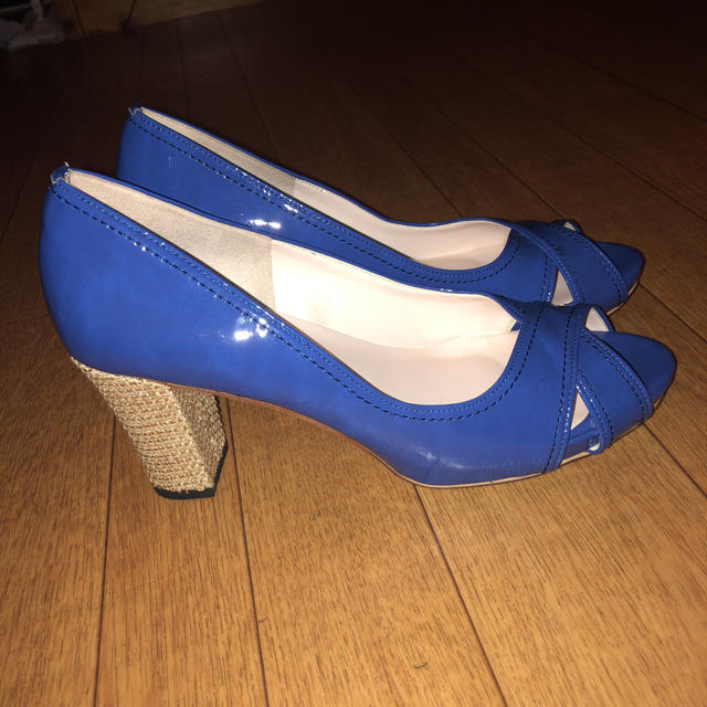 BETTYCLUB(ベティクラブ)の新品 ブルー エナメル パンプス レディースの靴/シューズ(ハイヒール/パンプス)の商品写真