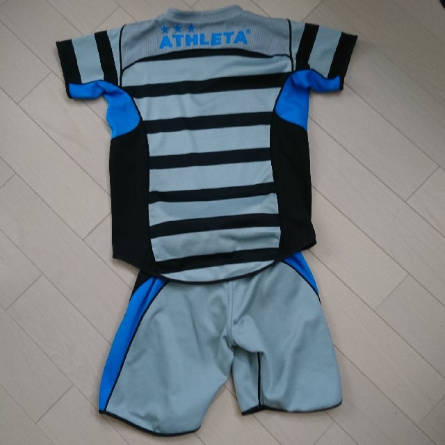 ATHLETA(アスレタ)の美品！ATHLETAジュニア140cmリバーシブルTシャツ、ハーフパンツ上下 スポーツ/アウトドアのサッカー/フットサル(ウェア)の商品写真