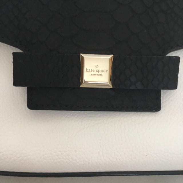 kate spade new york(ケイトスペードニューヨーク)の美品 ケイトスペード チェーンバッグ 黒 白 レディースのバッグ(ハンドバッグ)の商品写真