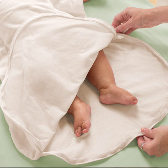 aden+anais(エイデンアンドアネイ)の予約あり‼️Swaddle me wiggle blanket  キッズ/ベビー/マタニティの寝具/家具(タオルケット)の商品写真