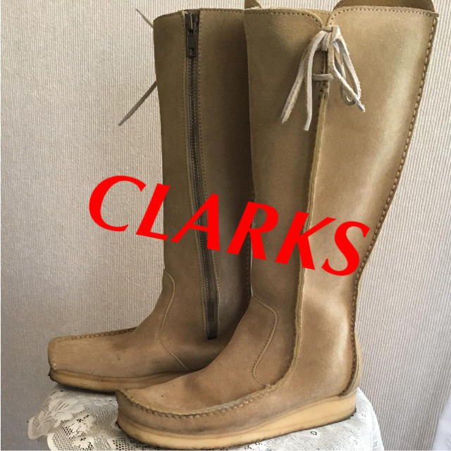 本命ギフト - CLARKS ワラビー ブーツ スウェード ベージュ 26.5cm