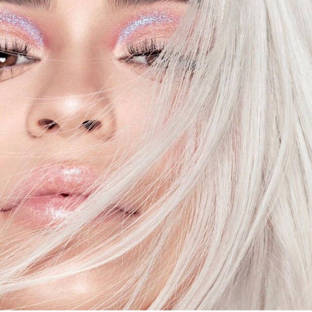 Kylie Cosmetics(カイリーコスメティックス)の日本未発売 デュオクローム ルース アイシャドウ I magic Kylie コスメ/美容のベースメイク/化粧品(アイシャドウ)の商品写真