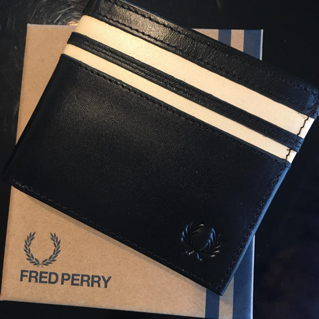 FRED PERRY(フレッドペリー)の【新品】FRED PERRY 二つ折り財布 メンズのファッション小物(折り財布)の商品写真