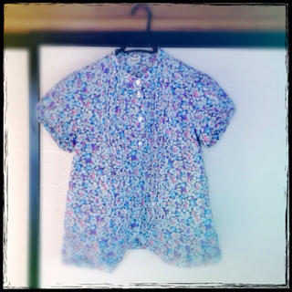 フェリシモ(FELISSIMO)のフラワープリントシャツ*°(シャツ/ブラウス(半袖/袖なし))