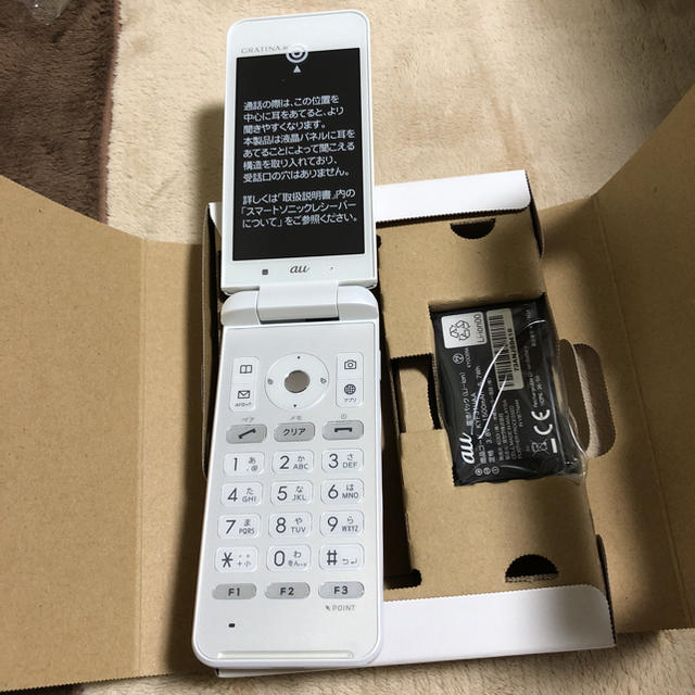 京セラ(キョウセラ)のSIMフリー au ガラホ GRATINA4G 白 新品 未使用 スマホ/家電/カメラのスマートフォン/携帯電話(携帯電話本体)の商品写真