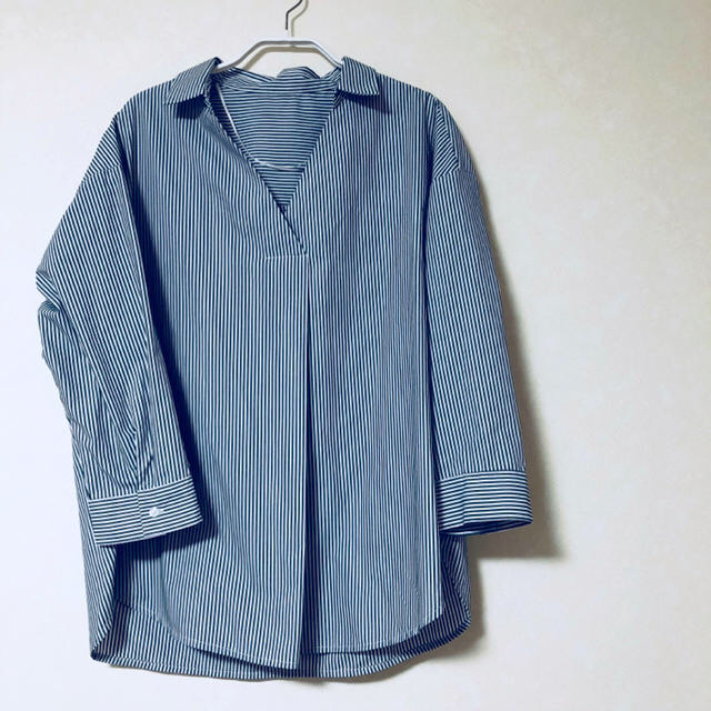 GU(ジーユー)のgu スキッパーシャツ ストライプ ネイビー　オフィスカジュアル　シンプル レディースのトップス(シャツ/ブラウス(長袖/七分))の商品写真