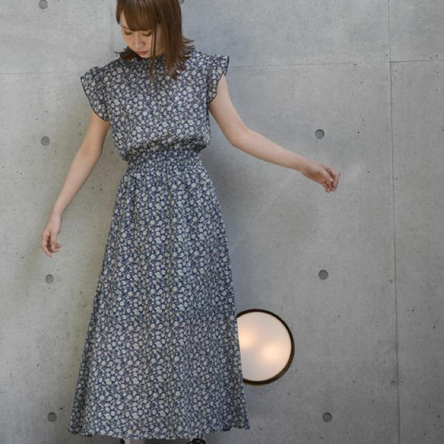 w closet(ダブルクローゼット)の花柄シフォンブラウス レディースのトップス(シャツ/ブラウス(半袖/袖なし))の商品写真