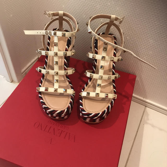 激安先着 VALENTINO - VALENTINO☆Rockstud ウエッジソール サンダル