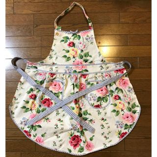 ローラアシュレイ(LAURA ASHLEY)のママン２１２１様専用☆ローラアシュレイ エプロン 新品未使用(収納/キッチン雑貨)