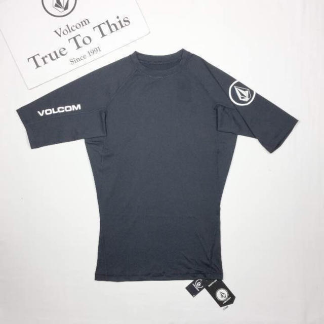 volcom(ボルコム)のSF58新品送込XL ブラック ボルコムLido Solid 半袖ラッシュガード メンズの水着/浴衣(水着)の商品写真