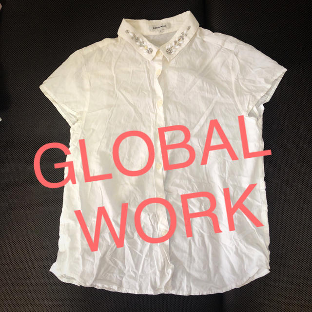 GLOBAL WORK(グローバルワーク)のGLOBAL WORK ビジュー襟付きシャツ 綺麗め レディースのトップス(シャツ/ブラウス(半袖/袖なし))の商品写真