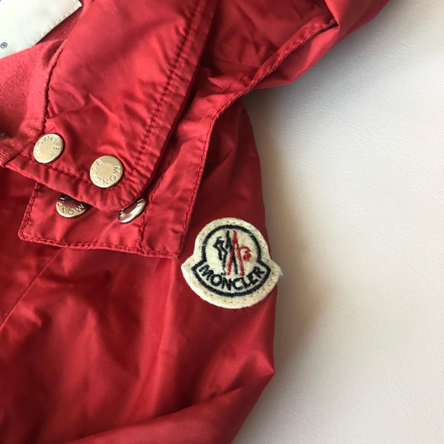 MONCLER(モンクレール)のMONCLER 美品 ロゴワッペンウインドブレーカー 80 キッズ/ベビー/マタニティのベビー服(~85cm)(ジャケット/コート)の商品写真