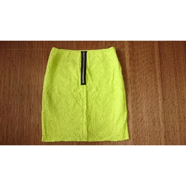 moussy(マウジー)の新品 MOUSSY 花柄フラワー刺繍 ﾊﾞｲｶﾗｰジップタイトスカート 黄緑 2 レディースのスカート(ひざ丈スカート)の商品写真