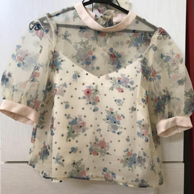 Lily Brown(リリーブラウン)のリリーブラウン シアーフラワートップス レディースのトップス(シャツ/ブラウス(半袖/袖なし))の商品写真