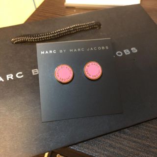 マークバイマークジェイコブス(MARC BY MARC JACOBS)の訳あり！マークジェイコブス ピアス ピンク ロゴ(ピアス)