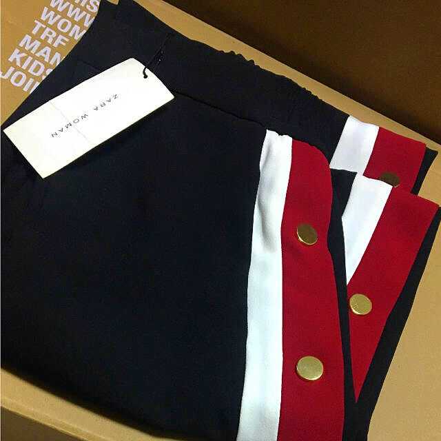 ZARA(ザラ)の完売品 ザラ サイドライン パンツ ボタン付き 黒 赤 白 サンダル ブーツ レディースのパンツ(カジュアルパンツ)の商品写真