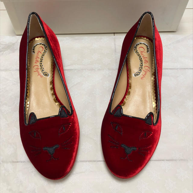 Charlotte Olympia(シャルロットオリンピア)のシャーロットオリンピア 新品 ベロア フラットパンプス 猫 35 1/2 レディースの靴/シューズ(バレエシューズ)の商品写真