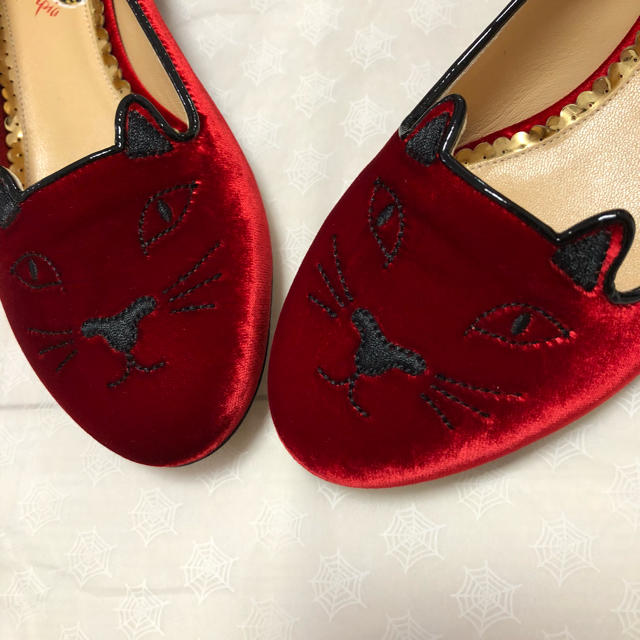 Charlotte Olympia(シャルロットオリンピア)のシャーロットオリンピア 新品 ベロア フラットパンプス 猫 35 1/2 レディースの靴/シューズ(バレエシューズ)の商品写真