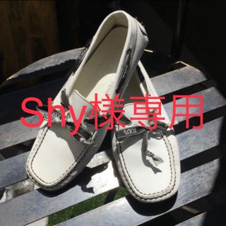 トッズ(TOD'S)のトッズ  可愛いリボンのドライビングシューズ  (スリッポン/モカシン)