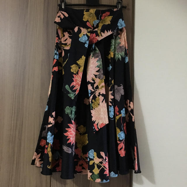 ZARA(ザラ)のZARA 花柄 フレア スカート（サイズ XS） レディースのスカート(ひざ丈スカート)の商品写真