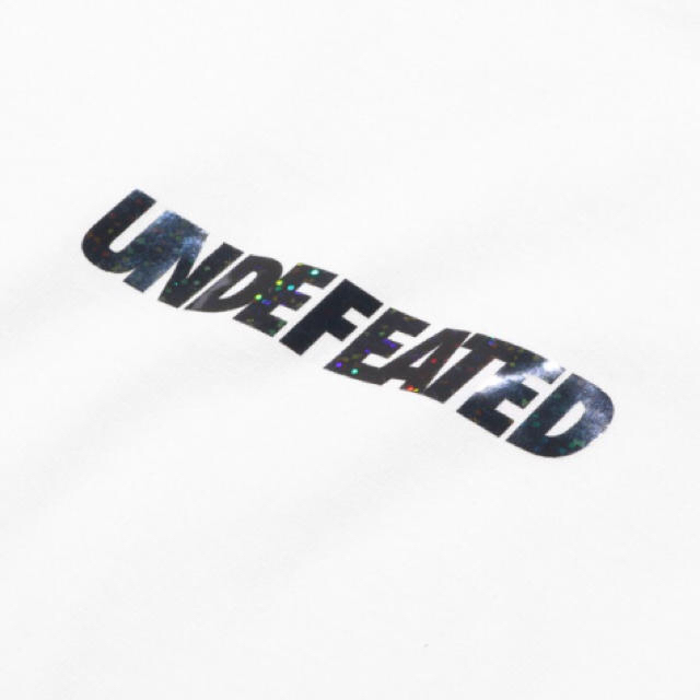 UNDEFEATED(アンディフィーテッド)の【白Sサイズ】Undefeated Holographic LOGO Tee メンズのトップス(Tシャツ/カットソー(半袖/袖なし))の商品写真