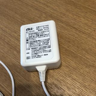 エーユー(au)のかお1214様専用  auアダプタ 充電器(バッテリー/充電器)