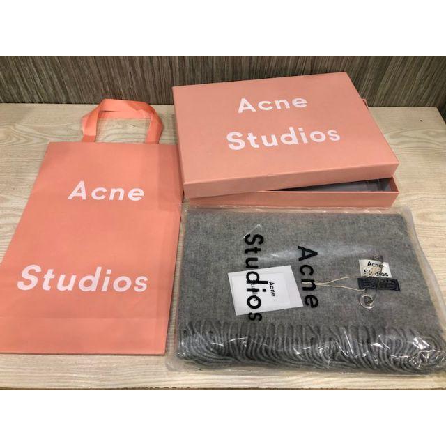 ACNE(アクネ)のアクネ　マフラー　ライトグレー レディースのファッション小物(マフラー/ショール)の商品写真