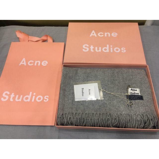 ACNE(アクネ)のアクネ　マフラー　ライトグレー レディースのファッション小物(マフラー/ショール)の商品写真